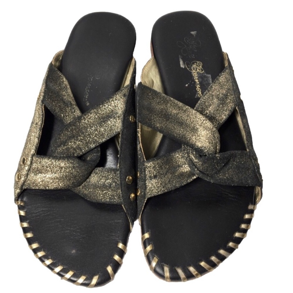 Matt Bernson gold and black leather sandals. Size 7.